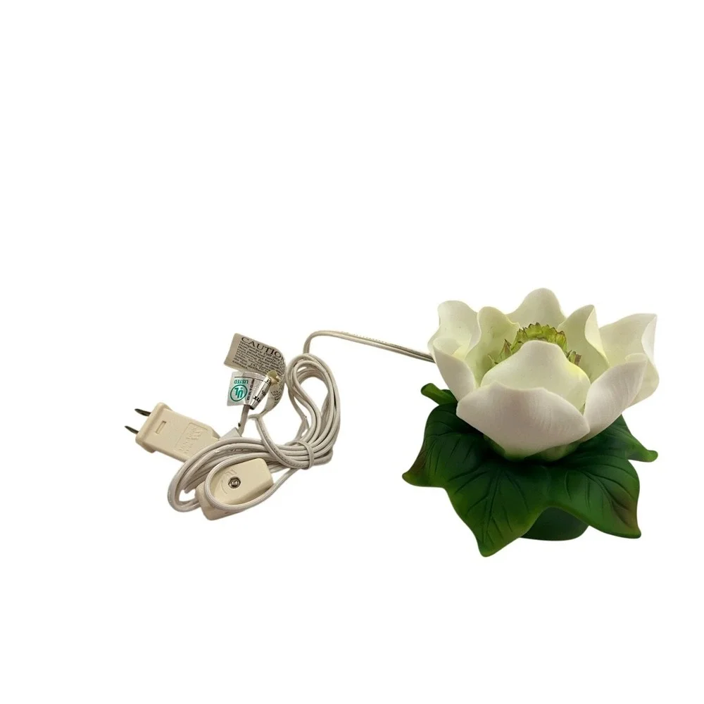 Avon Magnolia Nightlight Lamp Porcelain Small Handpainted With Cord new in box‎